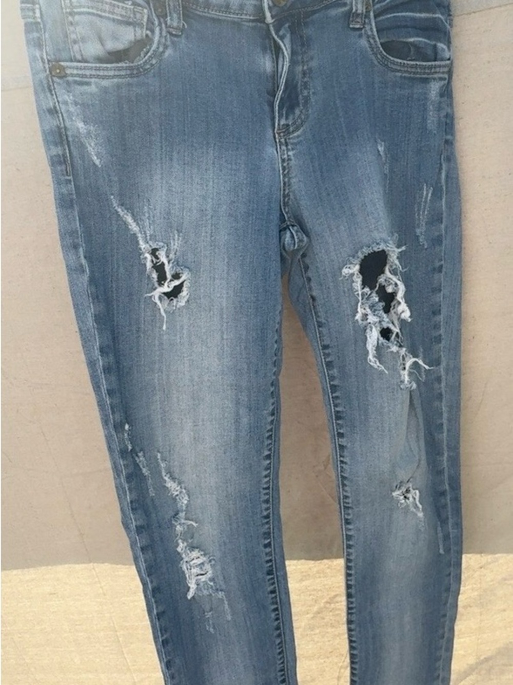 KUT from the Kloth Distressed Boyfriend Jeans Size 4 Light Wash